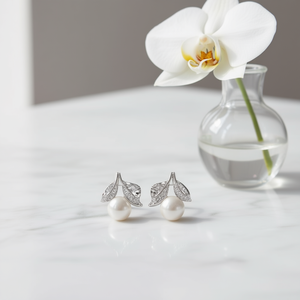 Orecchini pendenti in oro bianco E3598 con perle e foglie di cristallo, gioielli classici da donna per l'uso quotidiano - Product Image 2