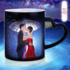 Diseño moderno Cerámica Magic Starlight <span class=keywords><strong>Taza</strong></span> <span class=keywords><strong>de</strong></span> transferencia <span class=keywords><strong>de</strong></span> calor Cielo estrellado Cambio <span class=keywords><strong>de</strong></span> color Mango <span class=keywords><strong>de</strong></span> corazón Fabricante Fiestas al por mayor - Product Image 1