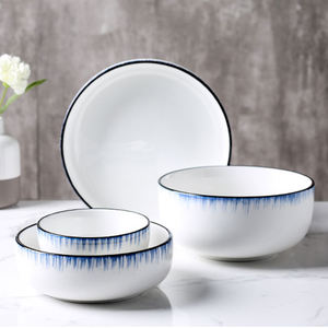 Vente en gros de bols et assiettes ronds royaux de luxe service de vaisselle en porcelaine blanche à rebord bleu types de saladiers et de bols à soupe - Product Image 1