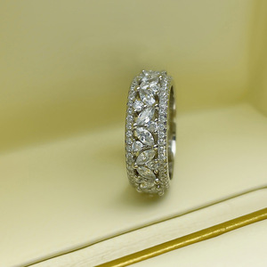 Anello Vintage a Fascia Larga con Motivi Floreali per Donne, Elegante Gioiello da Dito alla Moda - Product Image 4