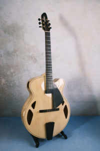 Guitarra Acústica Eléctrica Artesanal Archtop de Arce con Cuerpo Tallado, Tapa Sólida de Yunzhi y Diapasón de Ébano Personalizable - Product Image 3