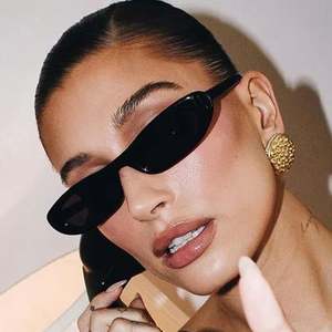 Gafas de Sol Retro de Moda 2025 para Hombre, Montura Estrecha Negra, Estilo Ojo de Gato, UV400, Montura Pequeña Rectangular, Gafas de Sol para Mujer - Product Image 4