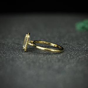 Anillo de Compromiso con Halo de Moissanita Corte Esmeralda, Plata de Ley 925 con Engaste de Puntas, Chapado en Oro Amarillo, Anillo de Boda para Mujer - Product Image 4