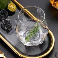 Vente en gros de gobelets hexagonaux en verre clair multicolores 300ML beear tasse en verre à vin