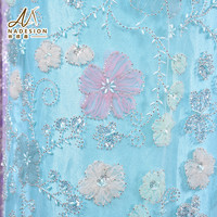 Tissu en dentelle brodée de fleurs 3D de haute qualité, tissu en maille à paillettes bleu OEM pour robe de soirée et robe de mariée