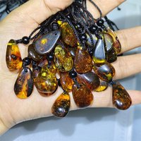 Hochwertiger Bernstein-Anhänger mit Herz- und Mond-Gravur, Heilsteine, Handgefertigter Schmuck als Geschenk