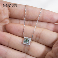 Collar con Colgante de Diamante Sintético Certificado por IGI, Oro Blanco de 9K, Corte Princesa, Diamante Verde de Laboratorio con Halo