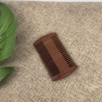 Peine de masaje de sándalo rojo Amo-dong de doble cara con dientes anchos y finos para desenredar el cabello, venta al por mayor directa de fábrica de Guangdong