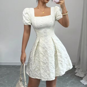 เดรสทรงเอไลน์สีขาวคอเหลี่ยมแขนพองแต่งลายดอกไม้สามมิติแบบนูน  คอลเลคชั่นใหม่ปี 2026 สำหรับผู้หญิง - Product Image 1
