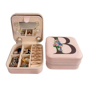 Cadeau <span class=keywords><strong>de</strong></span> mariée pour femmes Lettre personnalisée Logo Rose Carré Bague Collier en cuir Boîte à bijoux Organisateur Floral Initial Miroir Boîte à bijoux - Product Image 2