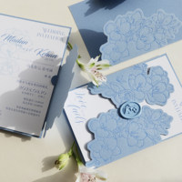 Élégante carte d'invitation de mariage bleue, imprimée en typographie avec texte personnalisé, sur papier cartonné de qualité supérieure pour événements festifs