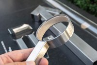 Chauffe-terrasse extérieur à granulés en acier inoxydable avec tube en verre pour une ambiance lumineuse et chaleureuse dans votre patio, jardin et cour arrière