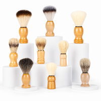 Brocha de afeitar al por mayor con mango de madera, opciones de cerdas de jabalí y nailon, herramienta para hacer espuma para barbería y salón, logotipo OEM personalizado disponible