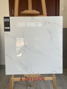 Piastrelle in Porcellana Bianca Effetto Marmo 600x600mm 24x24, Finitura Lucida con <span class=keywords><strong>Texture</strong></span> <span class=keywords><strong>Grigia</strong></span> per Camere d'Albergo, Appartamenti, Piastrelle Rustiche - Product Image 5