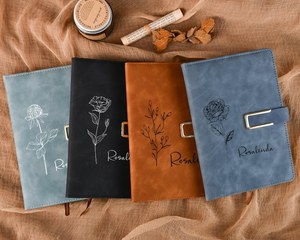 Regalos <span class=keywords><strong>para</strong></span> <span class=keywords><strong>el</strong></span> Día del <span class=keywords><strong>Maestro</strong></span>, Regreso a Clases y Damas de Honor, <span class=keywords><strong>Cuaderno</strong></span> de Cuero PU Personalizado con Impresión Personalizada - Product Image 1