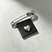 Broche en cuir PU écologique personnalisée avec logo, épingle en métal argenté en forme de cœur pour sacs, vêtements et accessoires de mode, vente en gros OEM