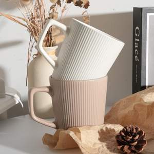 كوب قهوة كبير من السيراميك غير اللامع بسعة 500 مل، كوب شاي من البورسلين بنمط بارز ومخطط عمودياً على الطراز الاسكندنافي عالي الجودة للبيع بالجملة - Product Image 2