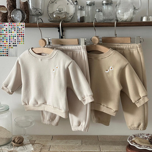 Completo Sportivo in Pile per Neonati e Bambini con Felpa Pullover e Pantaloni Jogger Ricamati a <span class=keywords><strong>Margherita</strong></span> - Product Image 1
