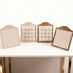 Elegante Espositore Verticale per Orecchini in Legno Massello Color Noce per Gioiellerie - Product Image 3