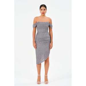 Robe de soirée élégante asymétrique à épaules dénudées en satin noir avec taille naturelle et finition scintillante argentée - Product Image 3