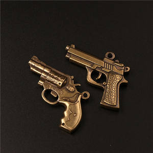 El nuevo llavero de pistola caliente de metal al por mayor de latón 3D vintage accesorios de llavero personalizado retro pistola giratoria llavero de pistola de metal - Product Image 3
