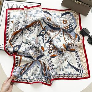 Écharpe en soie de mûrier de luxe de 70 cm² pour femmes, élégante et décontractée, motif géométrique, multifonctionnelle, légère et fine, pour une utilisation en extérieur - Product Image 6