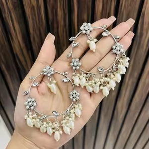 Boucles d'oreilles pendantes en perles oxydées en argent allemand de style vintage pour femmes et filles à usage décontracté et festif - Product Image 1