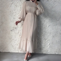 Robe longue plissée élégante à col rond et manches lanternes pour femme, style décontracté et mature, idéale pour les boutiques de mode.