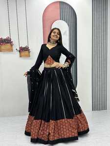Lehenga Choli de Algodón Negro Puro Especial para Navratri con Gran Vuelo, Estampado Ajarakh y Detalles de Cinta para Fiesta, Largo hasta el Suelo para Mujer - Product Image 1