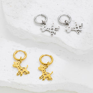 Mignon <span class=keywords><strong>Girafe</strong></span> En Acier Inoxydable Oreille Pendentif En Métal Dessin Animé Creux Boucles D'oreilles Conception Unique Ins Style Polyvalent Boucles D'oreilles - Product Image 1