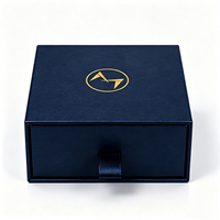Boîte cadeau en papier rigide bleu marine avec logo personnalisé en feuille d'or, tiroir coulissant, boucle en ruban et insert en mousse EVA pour montre et bijoux