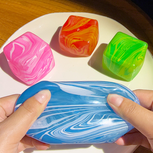Juguete de Silicona con Diseño de Cubo de Agua con Patrón de Maltosa, Juguete Pequeño y Divertido para Niños, Herramienta para Aliviar el Estrés de los Trabajadores de Oficina - Product Image 1
