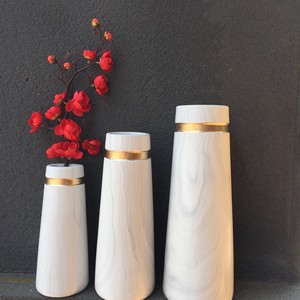 Juego de jarrones de cerámica Illusion I, mármol blanco con ribete dorado, decoración de escritorio para el hogar u oficina, estilo nórdico, 3 piezas - Product Image 1