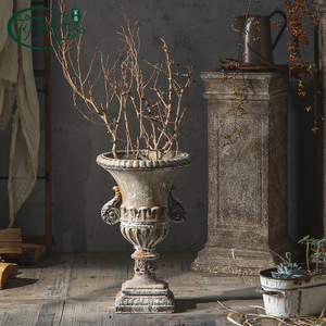 Jarrón de suelo gótico vintage estilo ánfora con grabado envejecido de óxido de magnesio para exhibición floral y decoración de bodas - Product Image 1