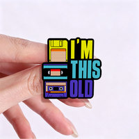 Pin de esmalte retro personalizado con diseño de disco flexible, casete y VHS, insignia metálica estilo años 90, regalo de joyería con nostalgia.
