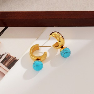 Pendientes Huggie de Acero Inoxidable con Turquesa en Bisel, Diseño Geométrico en Forma de C, Chapados en Oro, para Uso Diario - Product Image 4