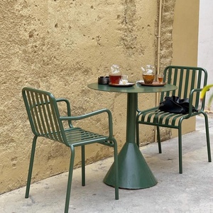 <span class=keywords><strong>Petite</strong></span> <span class=keywords><strong>table</strong></span> <span class=keywords><strong>et</strong></span> chaise en fer imperméable pour les loisirs en plein air pour les repas dans la cour, le balcon <span class=keywords><strong>et</strong></span> le <span class=keywords><strong>jardin</strong></span>. - Product Image 1
