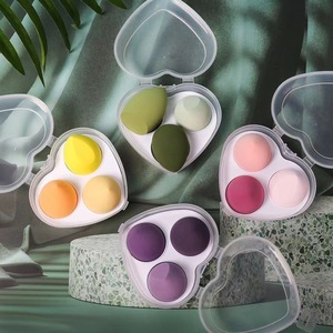 Juego de 3 Esponjas de Maquillaje, Brocha para Polvos, Esponja Cosmética con Caja de Regalo en Forma de Corazón - Product Image 1