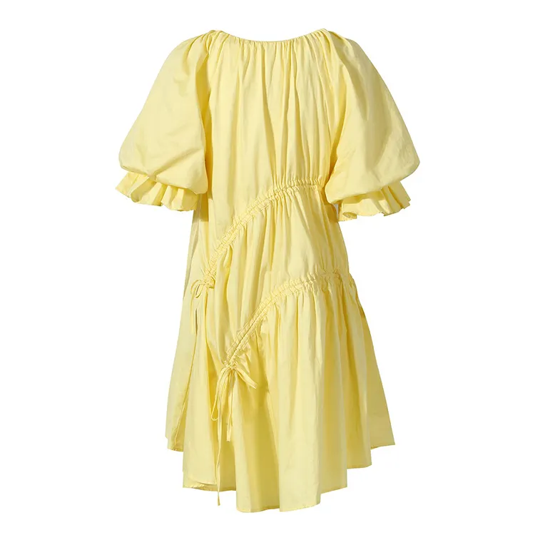 夏の新しい女性のルーズで薄い、多用途のフレンチバブルスリーブレモンイエロー斜めネック巾着ミディアムレングスドレス