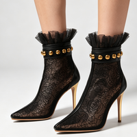 Bottines noires en dentelle et résille pour femme, grande taille 47, à bout pointu, avec rivets dorés, talons aiguilles, garniture en tulle à volants, talons hauts