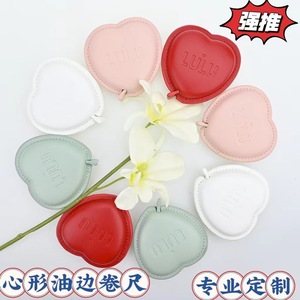 Cinta métrica mini en forma de corazón LULU de 1.5 m con cuchilla automática retráctil para uso en moda y regalos. - Product Image 5