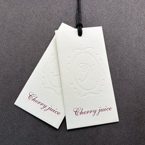 Étiquettes suspendues personnalisées de luxe gaufrées en papier premium pour vêtements, costumes, robes de soirée et sacs à main de créateurs - Product Image 4