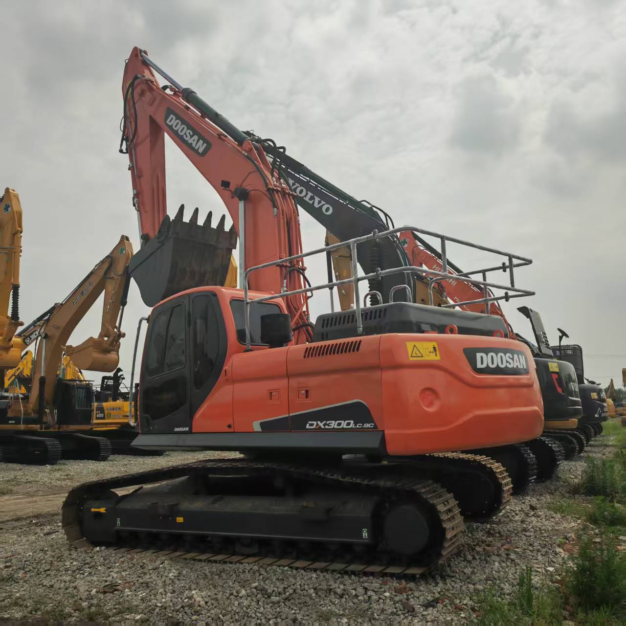 Real Supplier Offers Second Hand Doosan DX300 Excavators Towable Backhoe Digger with Core Components-Motor Engine Pump for Sale