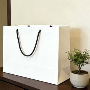Bolsas de Papel para Compras con Logotipo Estampado Personalizadas para Boutiques, Tiendas de Ropa, Regalos de Boda y Compras Minoristas - Product Image 4