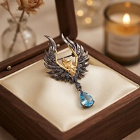 Broche personnalisée parfaite en argent sterling 925 avec ailes d'ange et topaze bleue pour femme et homme, idéale pour les fêtes et les anniversaires