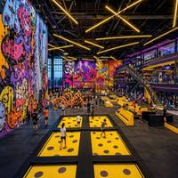 Parc de jeux intérieur personnalisé tout-en-un haut de gamme, conçu pour une utilisation multi-activités, avec trampoline et mur d'escalade pour tous les âges