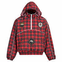 Veste Anorak Homme Personnalisée Rouge à Carreaux avec Capuche et Demi-Zip, Style Vintage, Coupe-Vent d'Extérieur avec Écussons Brodés