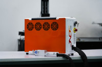 Machine de nettoyage d'impulsion de sac à dos TPC-200W Raycus Source Laser lumière gaussienne pulsée refroidissement par Air enlèvement de peinture de haute précision