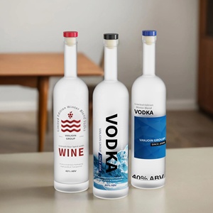 Botella de Vidrio Redonda Clásica de 70cl 75cl con Cuello Largo para Whisky, Tequila y <span class=keywords><strong>Ron</strong></span>, Color Blanco Esmerilado con Impresión Personalizada y Tapa de Corcho - Product Image 1