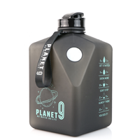 Bouteille d'eau avec support magnétique pour téléphone portable, cruche d'eau noire mate de 2,7 l, bouteille de boisson magnétique shaker gym sans bpa